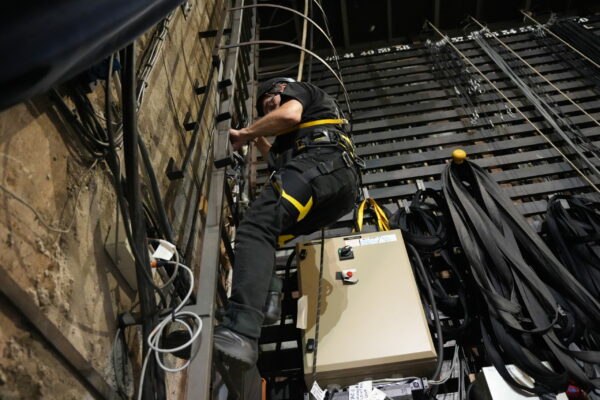 Travail en hauteur au Théâtre de Nîmes / ©Nadia L - ISTS