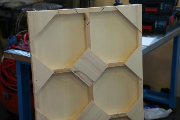 Arrière d’un châssis avec mouchoirs de contreventement en phase de finalisation