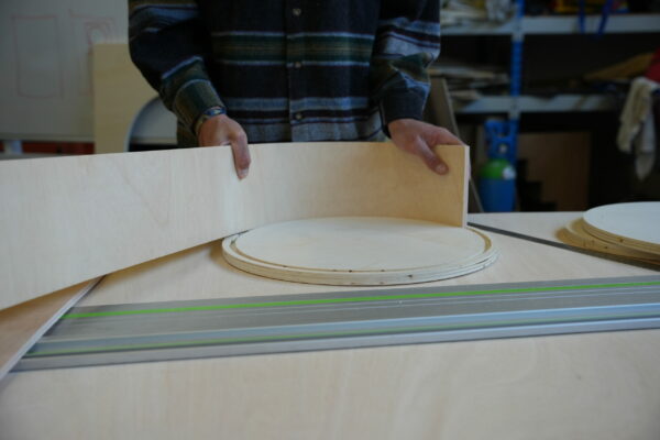 Disques réalisés à la défonceuse et montés en compas avec mise de contreplaqué cintrable pour réalisation d'une boite ronde