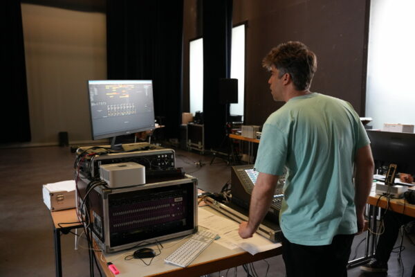 Stagiaire qui pratique sur une console son Yamaha