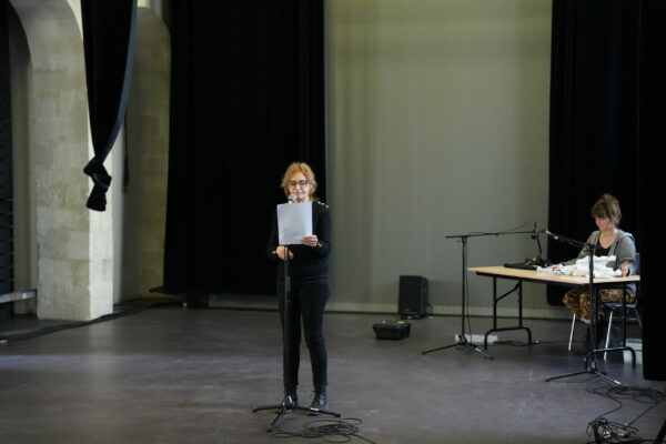 Une femme fait des voix et une autre des bruitages