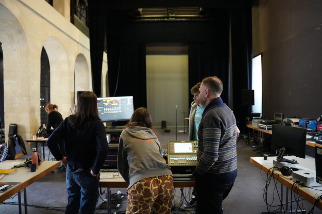 Les stagiaires sont regroupés autour d'une console son Yamaha