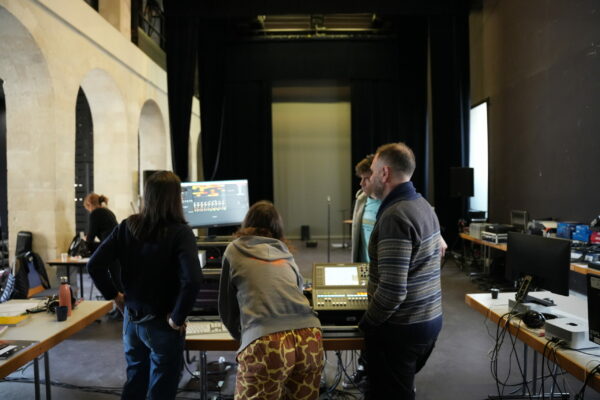 Les stagiaires sont regroupés autour d'une console son Yamaha