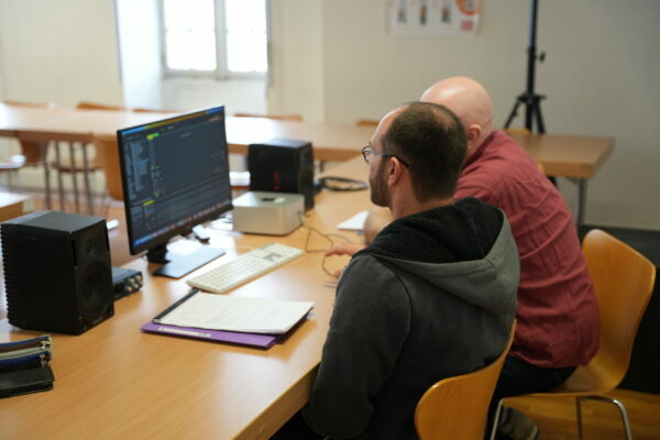 Deux stagiaires travaillent sur un ordinateur