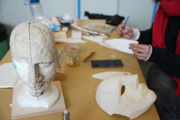 Moulage de formes et patronage à partir d’un modelage en plastiline sur une tête en polystyrène