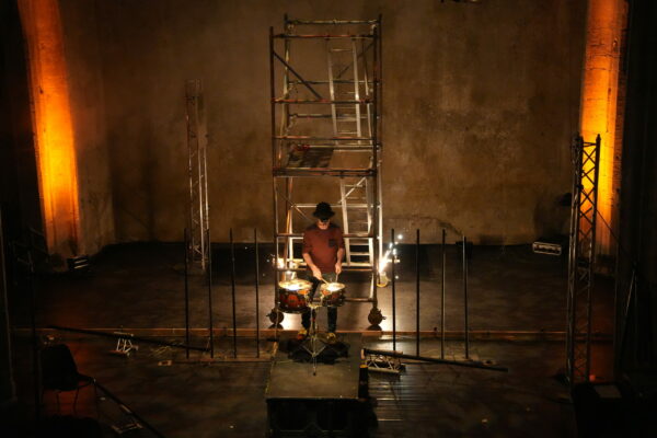 Vue de la scène avec effets pyrotechniques