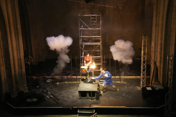 Vue de la scène avec effets pyrotechniques