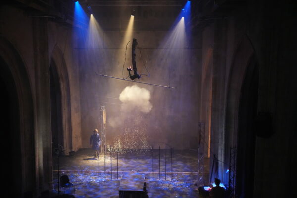 Vue de la scène avec effets pyrotechniques