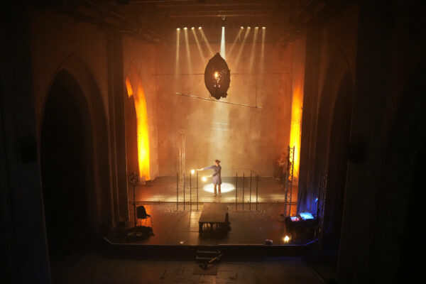 Vue de la scène avec effets pyrotechniques