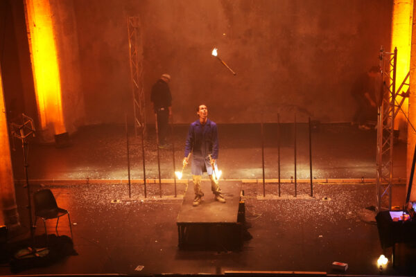 Jonglage avec des torches allumées