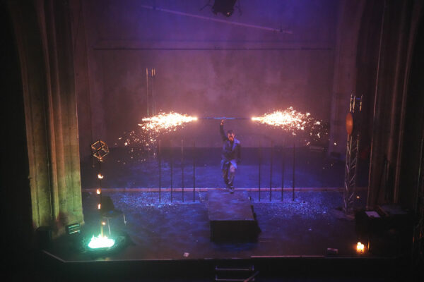 Un bâton de feu arrive sur scène